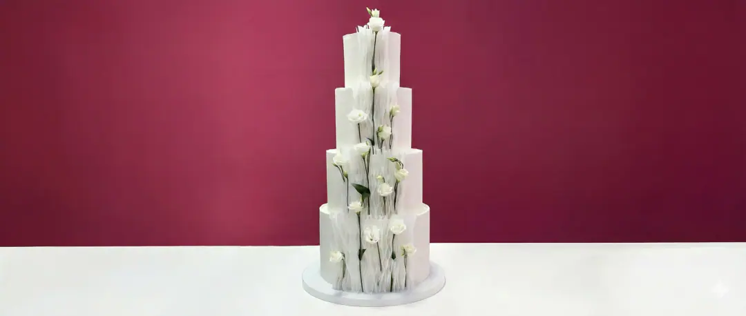 Torte dasme elegante me kate dhe linja moderne, torte me porosi nga Cakes By Vjollca në Prishtinë