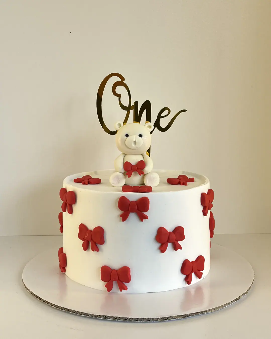 First birthday teddy bear cake, a custom cake by Cakes By Vjollca in Pristina, Kosovo