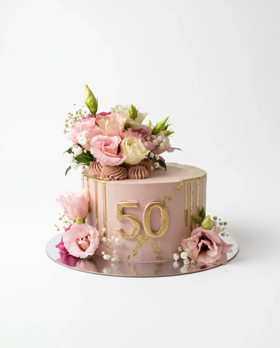 Torte rozë e zbehtë për ditëlindjen e 50-të me rrjedha ari dhe numër të artë, me lisiantus, trëndafila krem, gipsofilë të freskët dhe beze rozë sipër, torte me porosi nga Cakes By Vjollca në Prishtinë