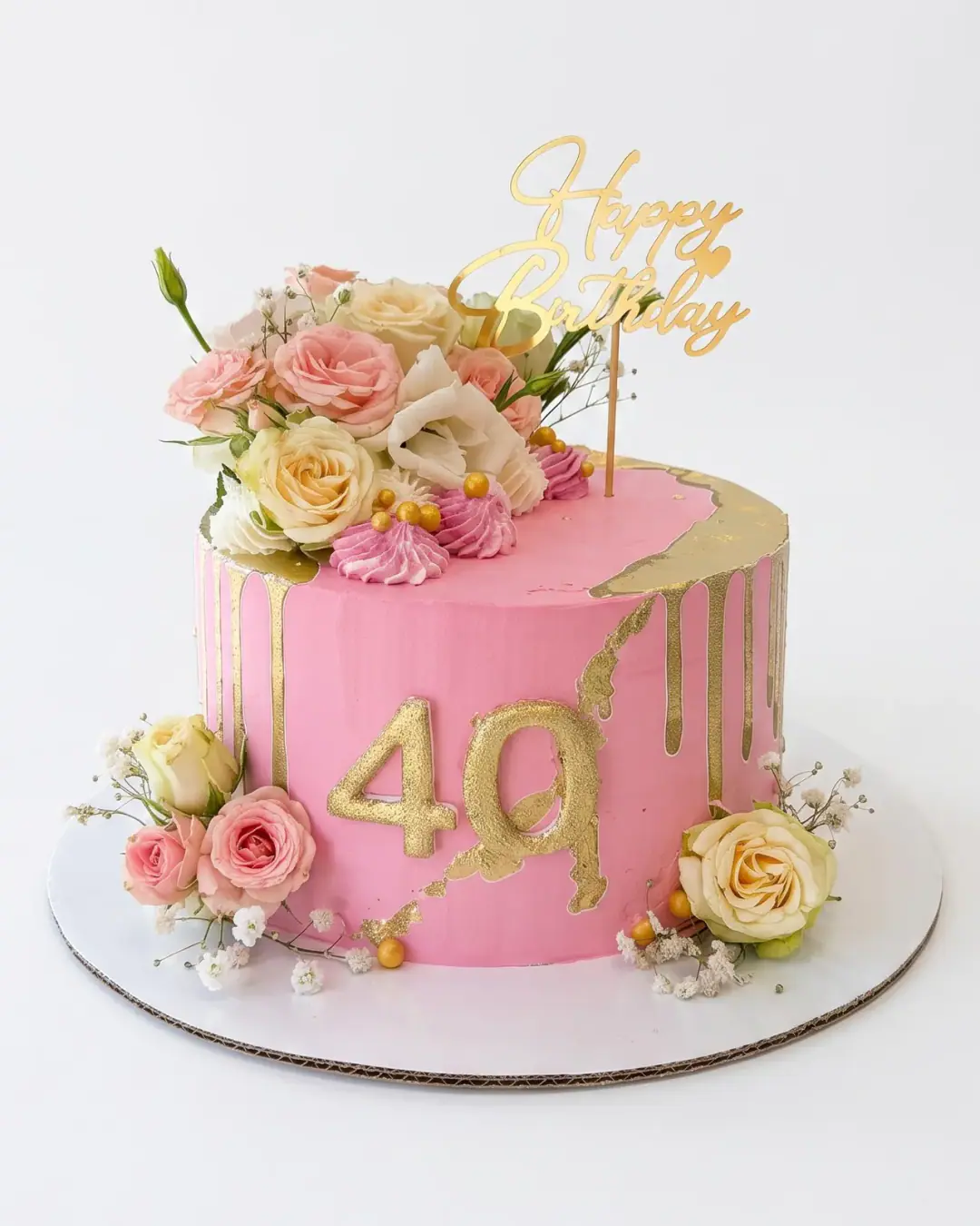 Torte rozë për ditëlindjen e 40-të me glazurë ari që rrjedh anash, numër të artë, trëndafila të freskët, beze rozë dhe mbishkrim të artë, torte me porosi nga Cakes By Vjollca në Prishtinë