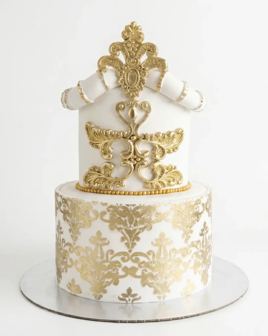 Torte festive bardh e ar në stil barok me dekor damask, torte me porosi nga Cakes By Vjollca në Prishtinë