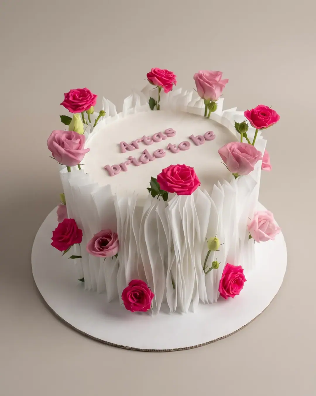 Torte e bardhë për nusen e ardhshme me letër vafëri të palosur dhe trëndafila rozë të freskët, torte me porosi nga Cakes By Vjollca në Prishtinë