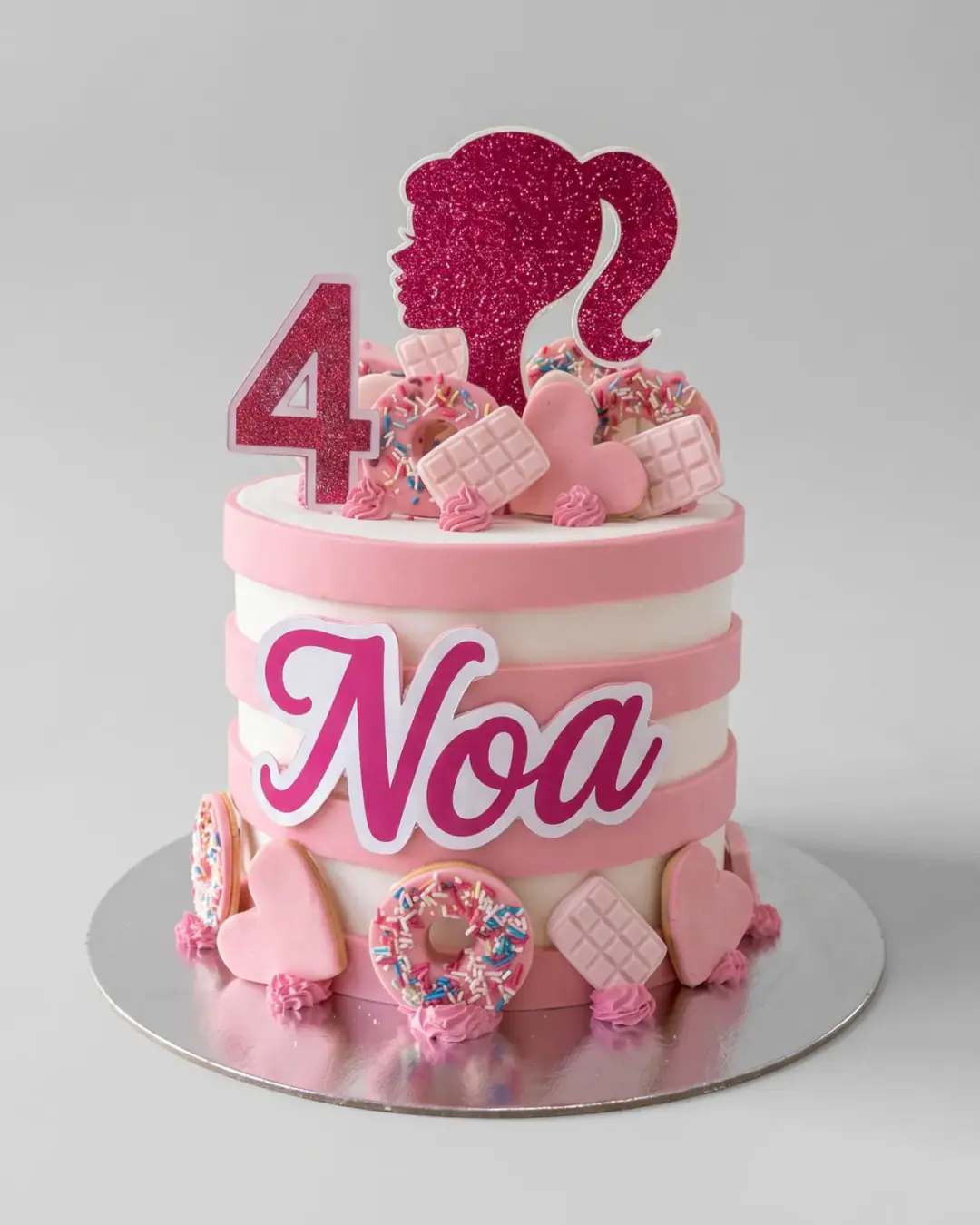 Torte ditëlindjeje Barbie rozë e bardhë me siluetë me xixa, numrin katër me xixa, donuts, biskota dhe zemra fondani, torte me porosi nga Cakes By Vjollca në Prishtinë