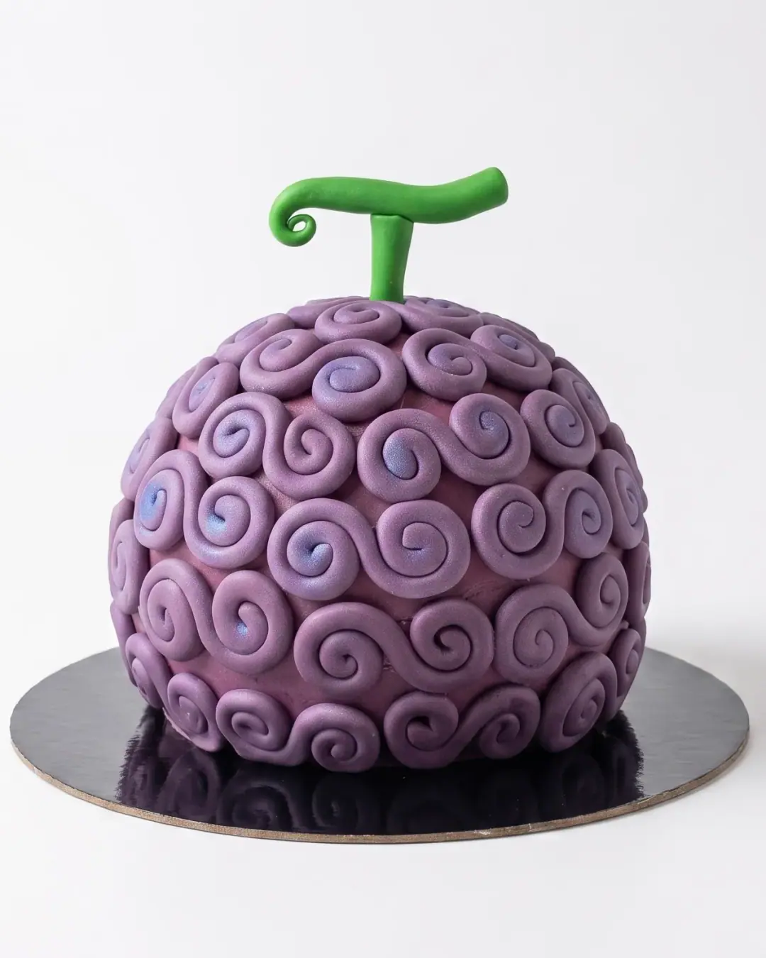 Torte ditëlindjeje One Piece në formë sfere, fruti i djallit në vjollcë me spirale fondani dhe bisht të gjelbër, torte me porosi nga Cakes By Vjollca në Prishtinë
