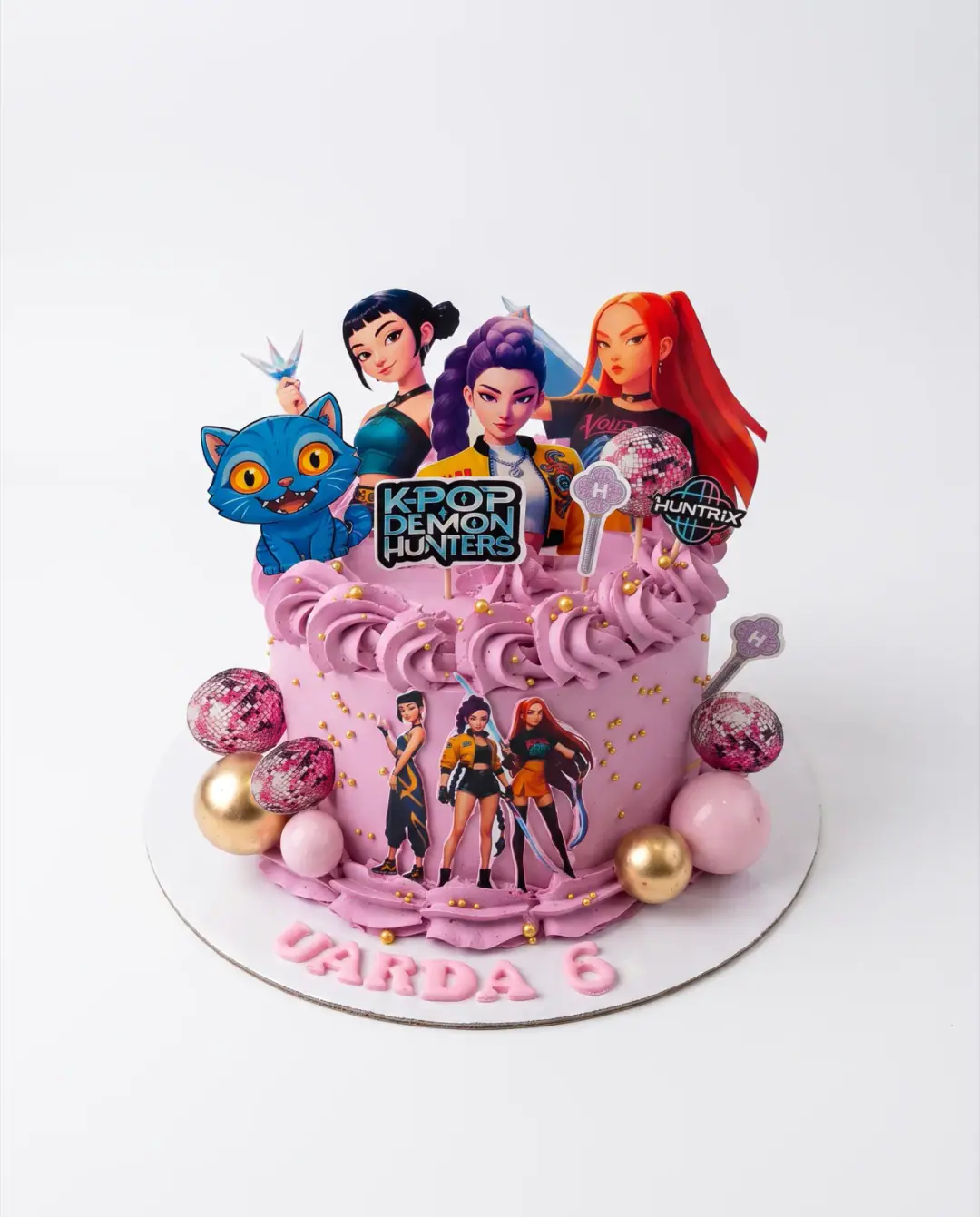 K-Pop Demon Hunters birthday cake in pink with character toppers, a custom cake by Cakes By Vjollca in Pristina, Kosovo