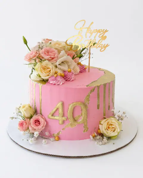 Pink 40th birthday cake with a gold drip, a gold number, fresh roses, meringue kisses and a gold happy birthday topper, a custom cake by Cakes By Vjollca in Pristina, Kosovo