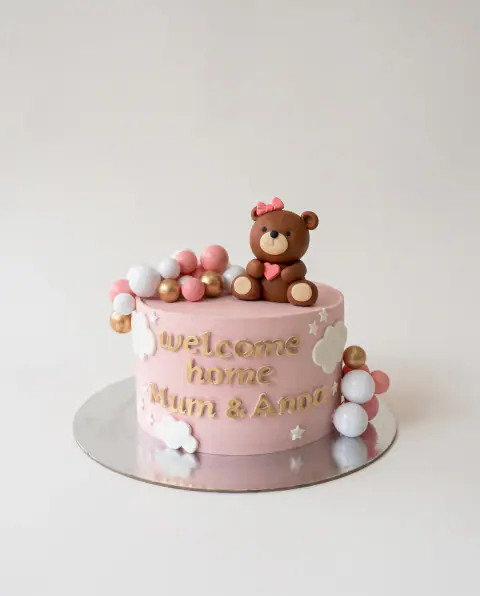 Torte rozë mirëseardhjeje me arush prej fondani me fjongo rozë, shkronja ari, re prej fondani dhe topa rozë, të bardhë e ari, torte me porosi nga Cakes By Vjollca në Prishtinë